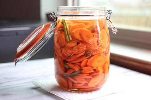 Easy Homemade Pickled Carrots