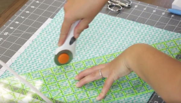 How to Make a Flying Geese Block | FaveQuilts.com