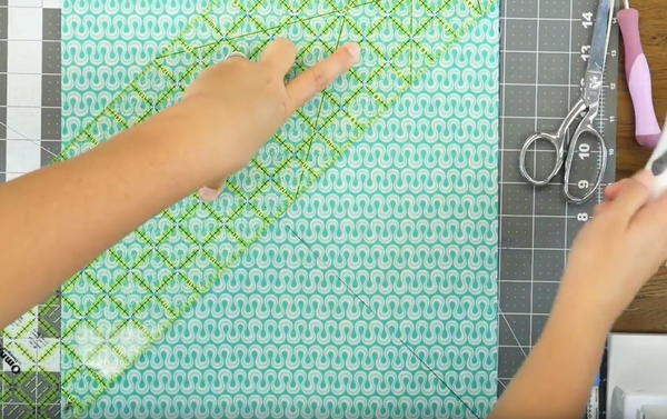 How to Make a Flying Geese Block | FaveQuilts.com