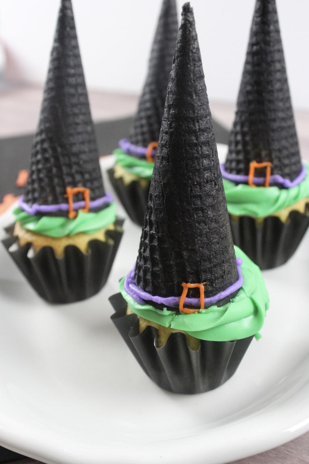 Easy halloween witch hat cupcakes allfreeholidaycrafts