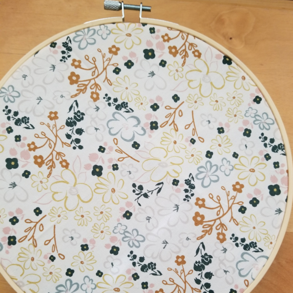 How to put fabric in a wooden screw top embroidery hoop: ready