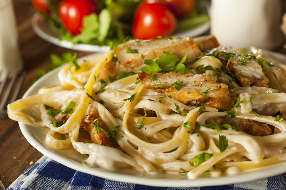 Chicken Alfredo with Alfredo Sauce | AllFreeCopycatRecipes.com
