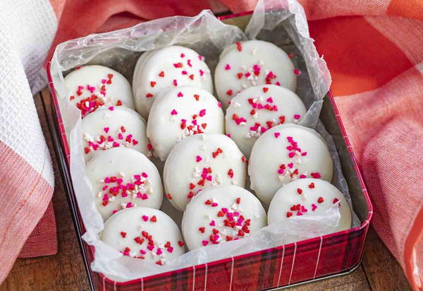 Valentine’s Day Chocolate Oreos