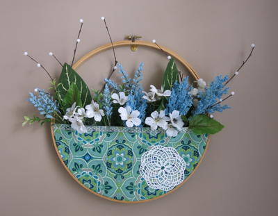 No-Sew Wall Pocket Wreath with Flowers