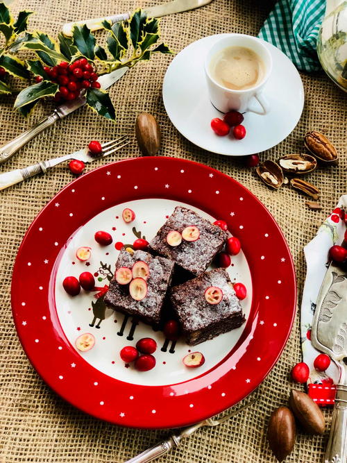 Quick, delicious nuts and dark cacao brownies