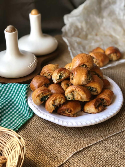 Buffalo Chicken Bites with spinach and blue cheese