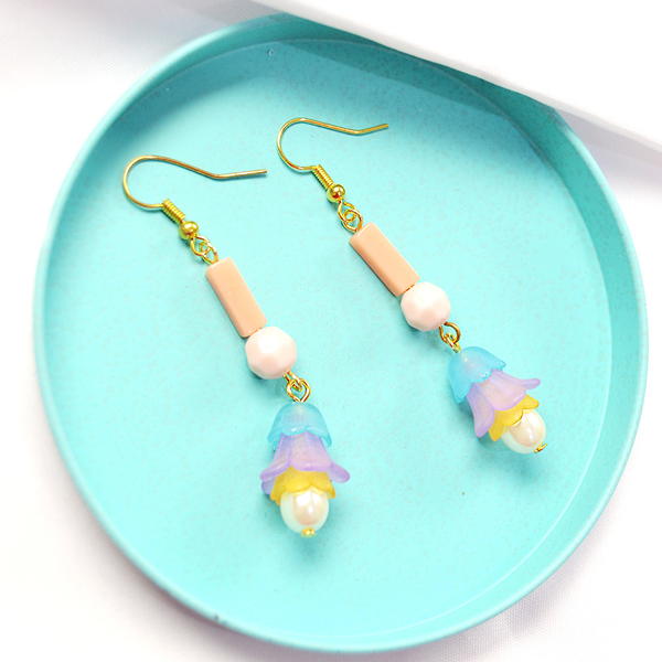 Beebeecraft Tutorial on How to Make a Pair of Acrylic Beaded Dangle Earrings