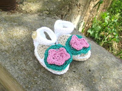 White Baby Sandals with Flower - Free Crochet Pattern