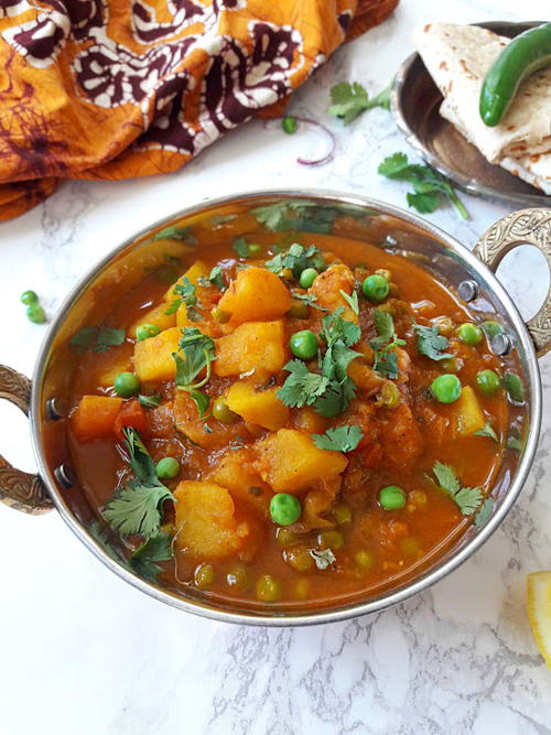 Indian Potato and Peas Curry | RecipeLion.com