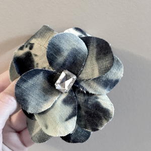 Diy Denim Flower Hair Clip Bleached Allfreesewing Com Diy Denim Flower Hair Clip Bleached