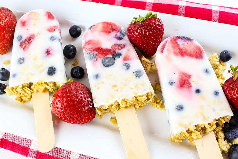 Yogurt & Berry Breakfast Popsicles | RecipeLion.com