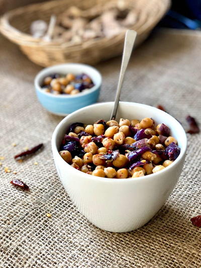Chickpeas Quick Snack with Turmeric, Red Onion and Red Chilli Flakes