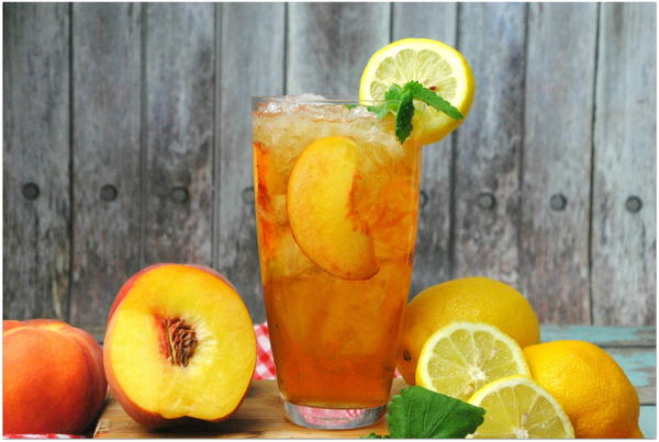 Spiked Peach Arnold Palmer Cocktail