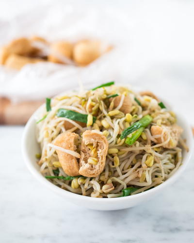 Mung Bean Sprouts Stir-Fried with Tofu