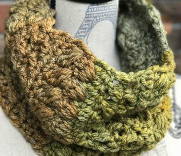 Gorgeous Green Crochet Cowl Pattern