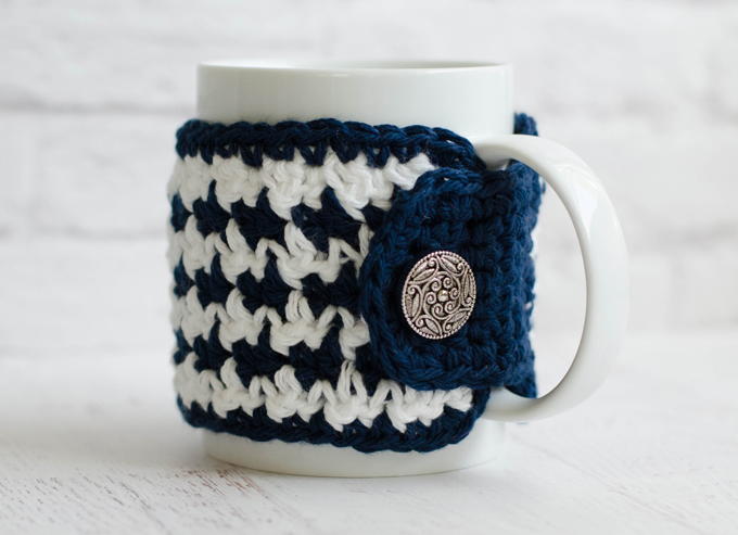 Houndstooth Mug Cozy | AllFreeCrochet.com