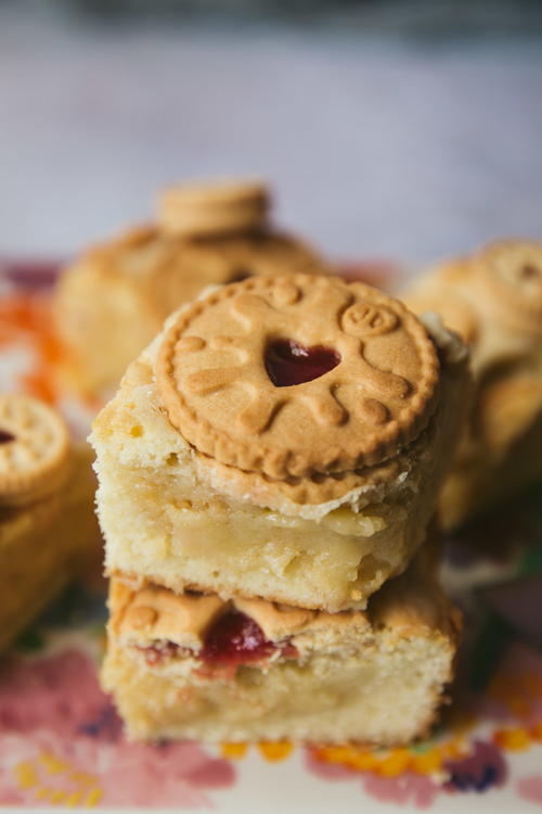 Jammie Dodger Blondies | RecipeLion.com