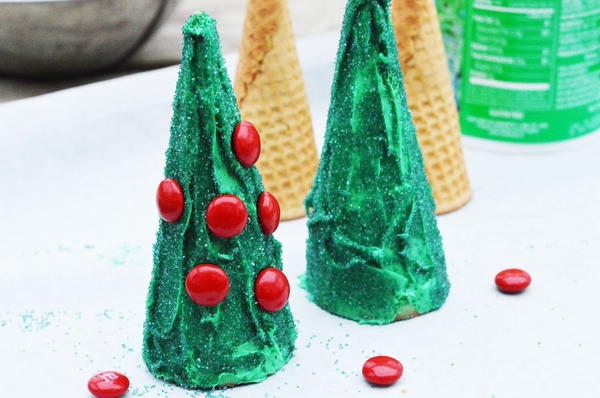 Edible Christmas Craft: Christmas Tree Cones