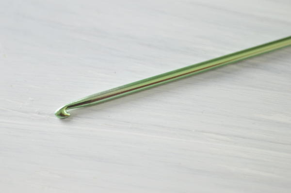 Image shows the hook end of a 14-inch Tunisian crochet hook.
