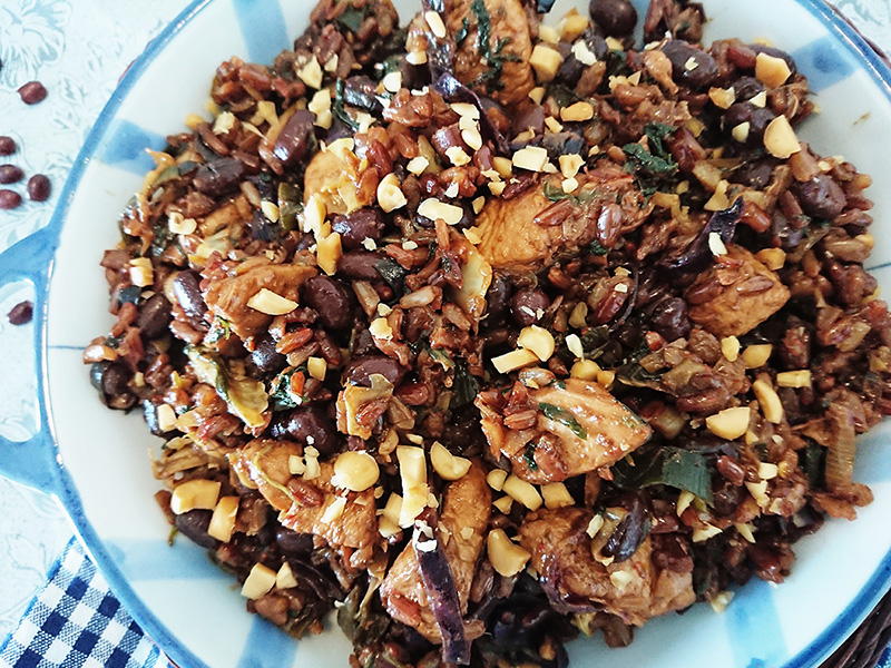 Stir-fried chicken with red rice | RecipeLion.com
