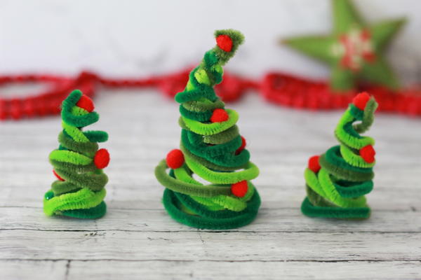 Kid-Friendly Pipe Cleaner Christmas Trees Craft