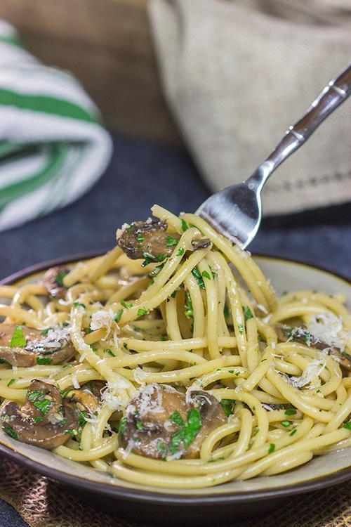 Creamy Mushroom Carbonara | RecipeLion.com