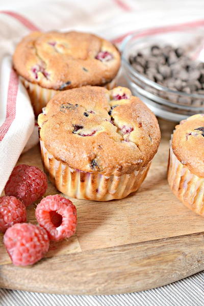 LOW CARB RASPBERRY CHOCOLATE CHIP MUFFIN