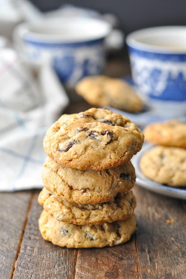 Old-Fashioned Oatmeal Raisin Cookies | TheBestDessertRecipes.com