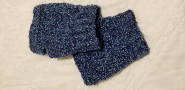 Free Crochet Pattern] Chunky Wrist Warmer - Tying An End