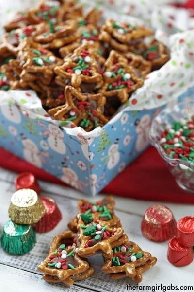 Christmas Pretzel Candy Sandwiches – Two Ways!
