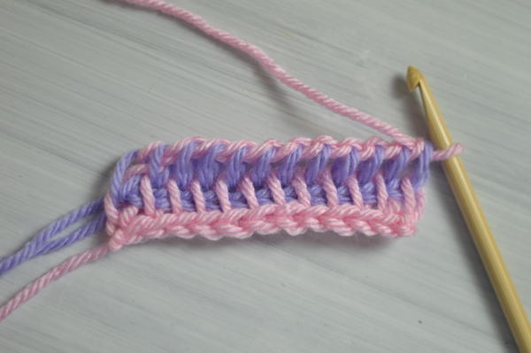 Image shows one return pass after completing the previous steps in changing color at the beginning of the return pass in Tunisian crochet.