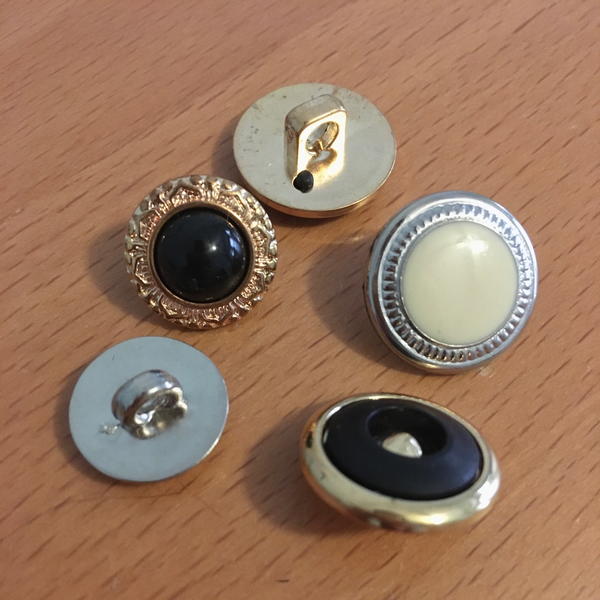 Types of coat buttons.