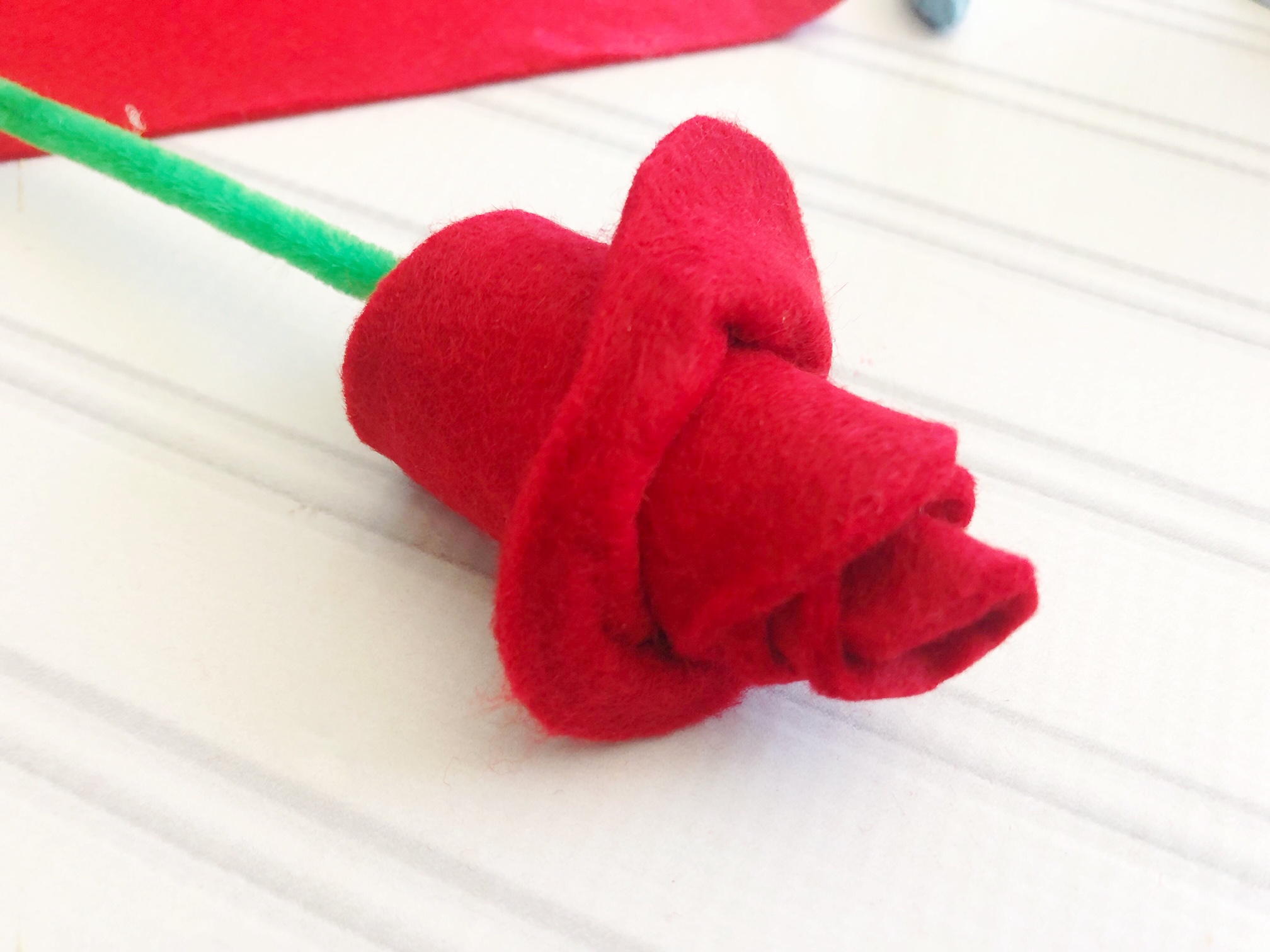How To Make Easy Felt Roses | DIYIdeaCenter.com