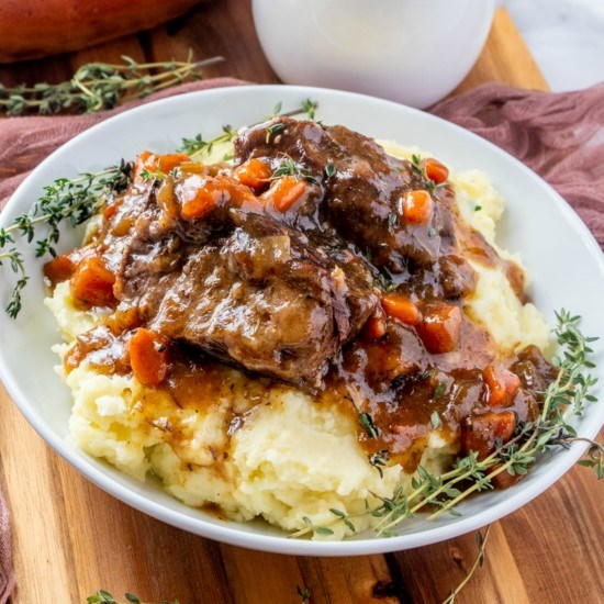 Braised Short Ribs {instant Pot} | RecipeLion.com