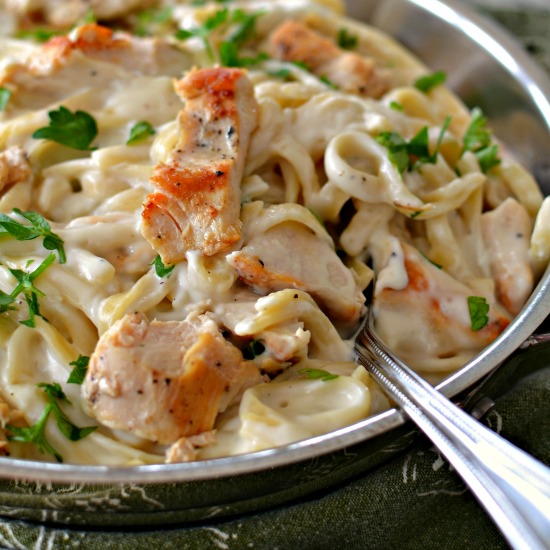 Easy Skillet Chicken Alfredo Pasta | RecipeLion.com