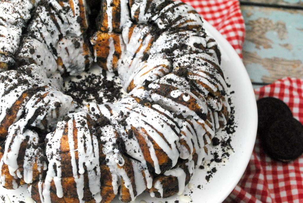 Oreo Monkey Bread | RecipeLion.com