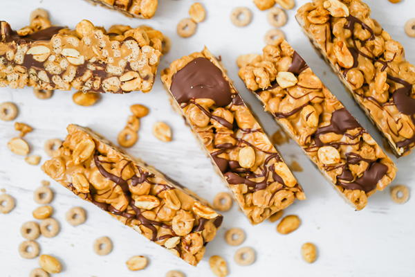 5 Ingredient Chocolate Peanut Butter Nutty Cereal Bars | RecipeLion.com