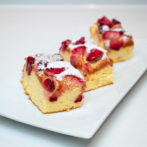 Low-Sugar Fluffy Strawberry Sheet Cake