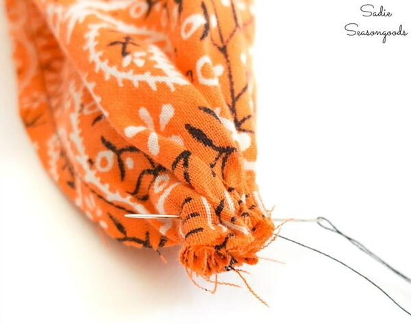 Bandana gathered with sewing needle knotting