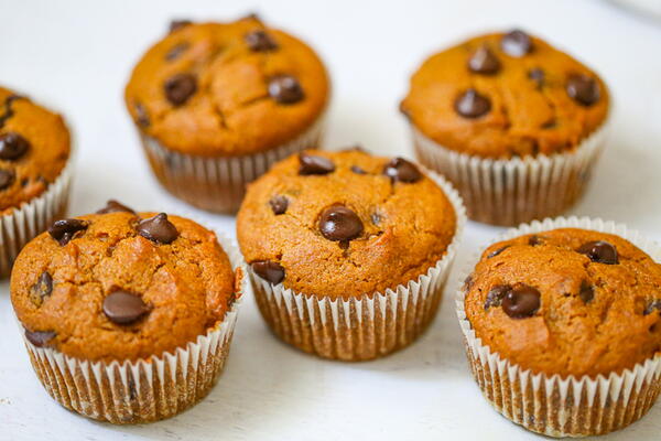 Perfect Fluffy Pumpkin Chocolate Chip Muffins!
