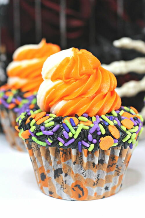 Halloween Sprinkle Cupcakes | RecipeLion.com