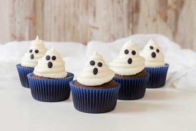   Easy Chocolate Ghost Cupcakes With Marshmallow Buttercream Frosting