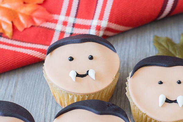 Cute Vampire Cupcakes For Halloween