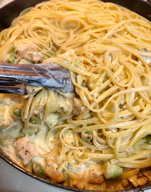 Fettuccine Alfredo With Chicken And Vegetables