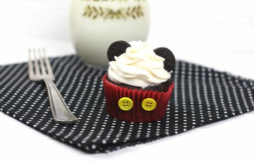 Mickey Mouse Cupcakes With Oreo Ears | TheBestDessertRecipes.com