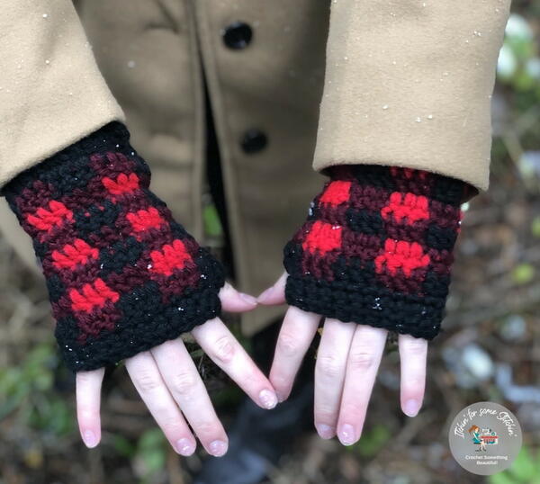 Simply Chic Buffalo Plaid Fingerless Gloves