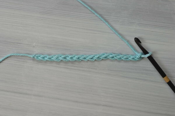Image shows the chain for a Tunisian double crochet piece.