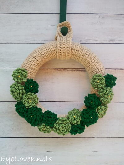 St Patrick's Day Inspired Endless Summer Wreath | AllFreeCrochet.com