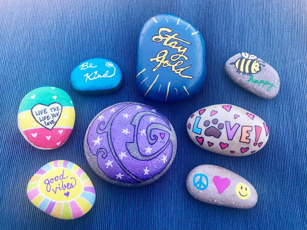 Quotes and kindness rocks.