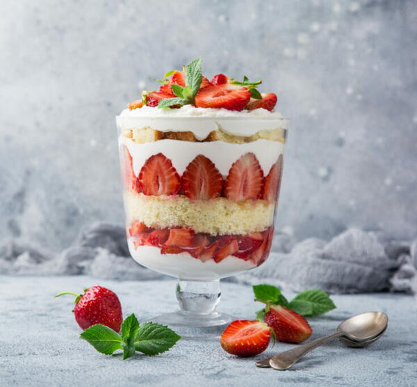 Delicious Strawberry Trifle Cake Recipe | RecipeLion.com